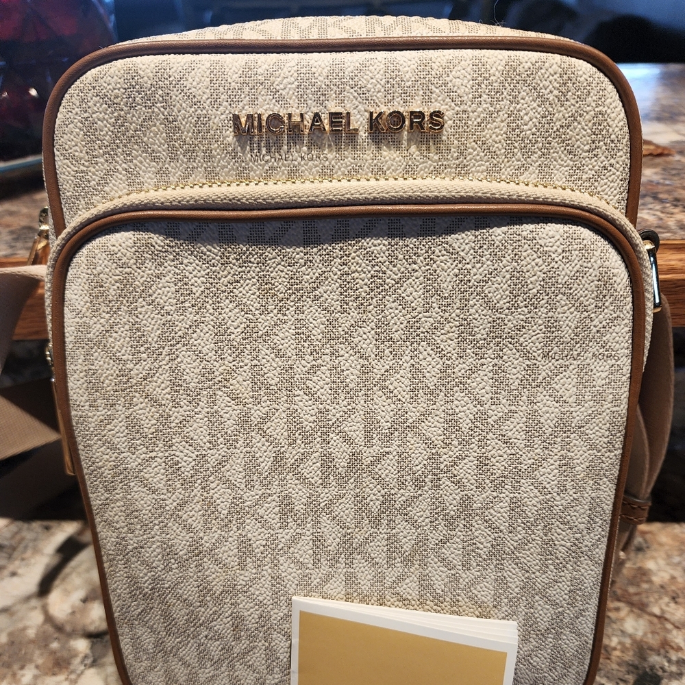 Michael Kors Jet Set Travel MD flight bag crossbody vanilla New with tags